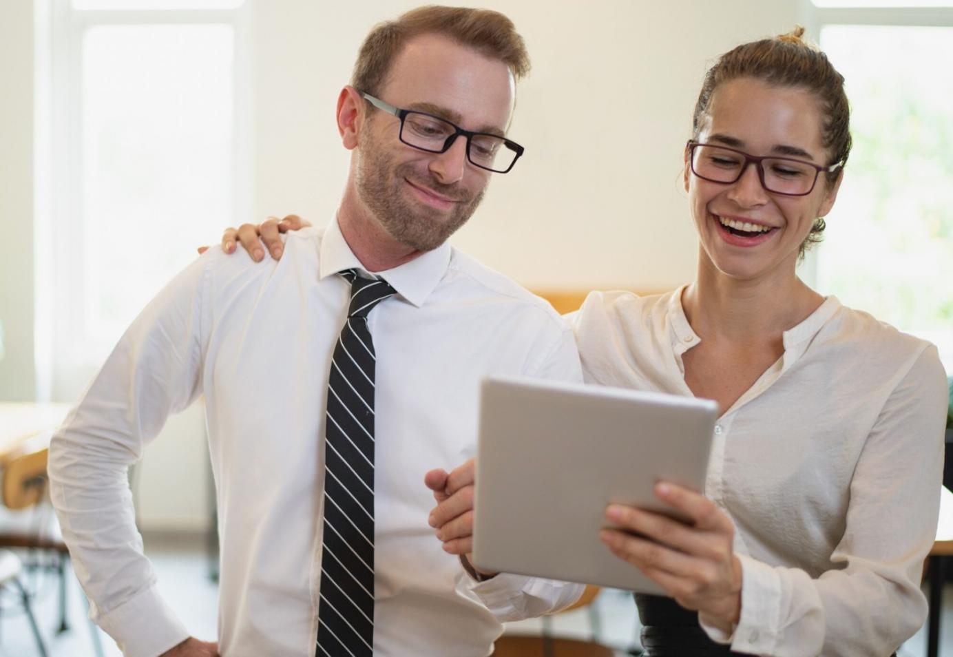 Ambiente de trabajo colaborativo en tholranoonline mostrando espacios modernos y acogedores